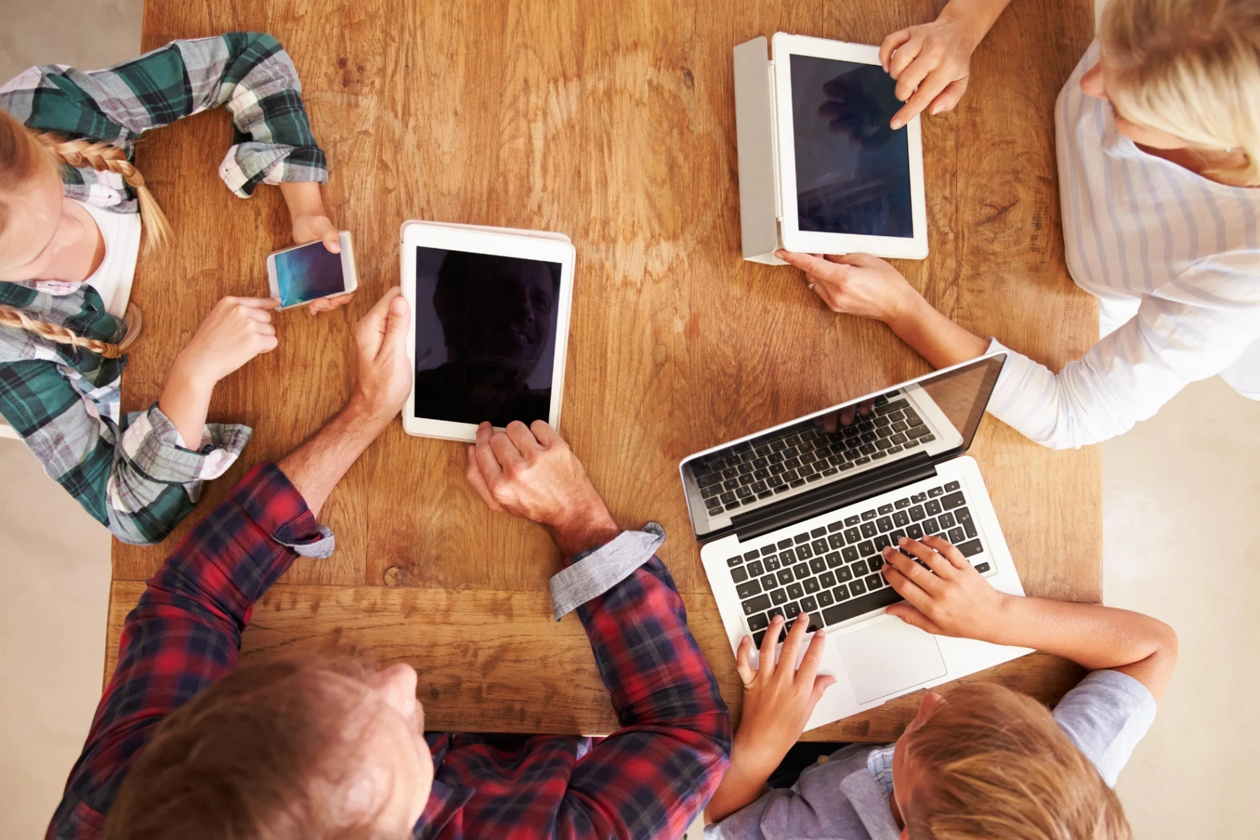 Smart Mobile & Internet Solutions Made Simple for Daily Life in the UAE